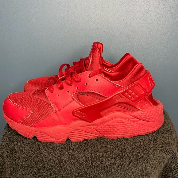 all red nike